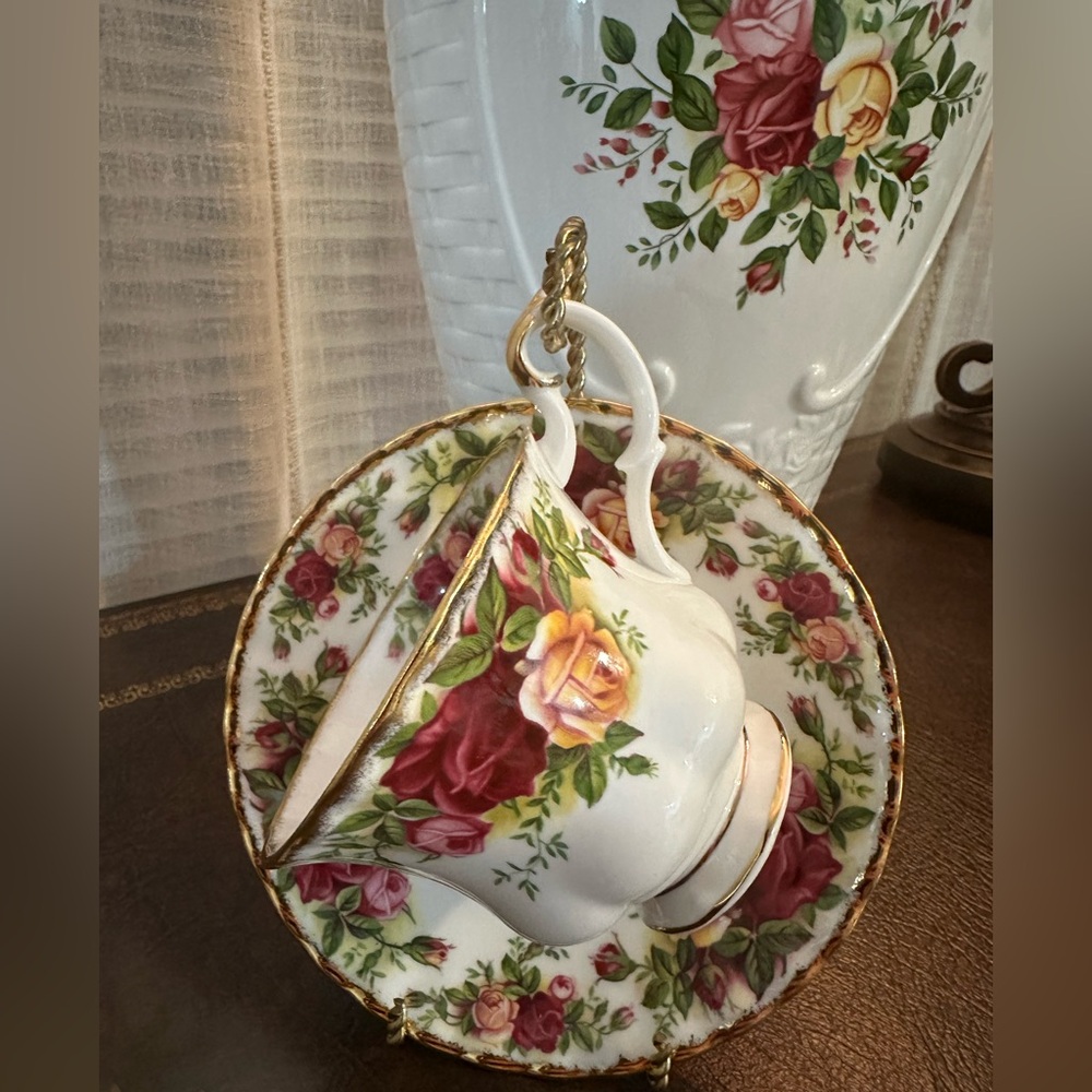 Vintage Royal Albert Old Country Roses Tea Cup & Saucer Bone China, England